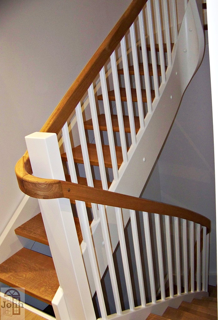 <p><strong>Drewniane schody dębowe</strong> dwukolorowe pokryte olejem naturalnym i białą farbą</p>
